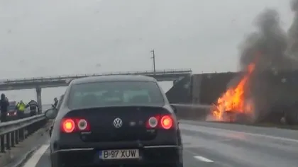 Panică pe autostrada Bucureşti-Piteşti: O maşină a luat foc în mers VIDEO