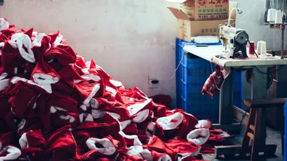 Fabrica lui MOŞ CRĂCIUN este într-un orăşel din China. Uite cum sunt pregătite CADOURILE FOTO