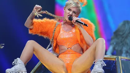 Ce îşi mai dezgoleşte Miley Cyrus