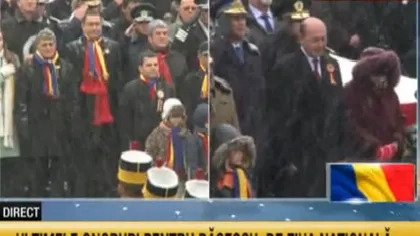 ZIUA NAŢIONALĂ A ROMÂNIEI. Traian Băsescu şi Victor Ponta, la parada militară din Piaţa Constituţiei VIDEO
