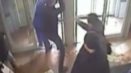 Un bărbat urmărit pentru crimă a fugit de poliţişti printr-o uşă de sticlă GALERIE FOTO VIDEO