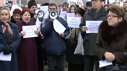 PROTESTE la Focşani împotriva Arhiepiscopiei. Enoriaşii nu vor să le fie schimbat preotul VIDEO