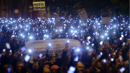 Mii de oameni, în stradă, la Budapesta. Poartă pancarte pe care este scris 