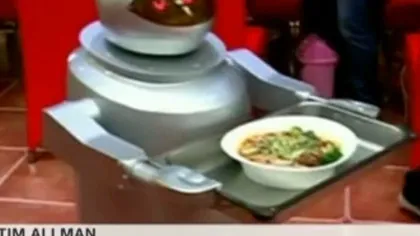 Roboţii, chelneri într-un restaurant din China VIDEO
