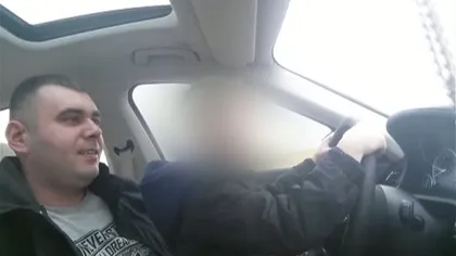 Un TATĂ INCONŞTIENT şi-a lăsat COPILUL de 10 ANI la volan şi s-a filmat cu telefonul mobil VIDEO