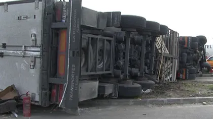 Circulaţie blocată pe E85 după ce un TIR ucrainean s-a răsturnat