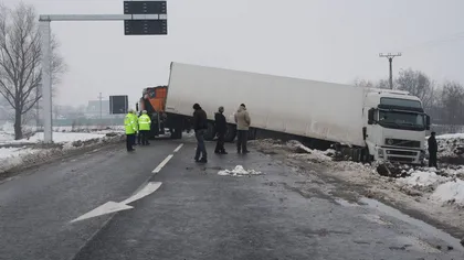 Circulaţie îngreunată pe mai multe drumuri din ţară. Un TIR a derapat pe Valea Oltului