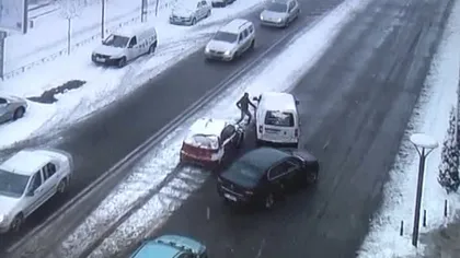 Incident ŞOCANT în trafic în Bacău. Un şofer a fost ATACAT cu un APARAT cu ELECTROŞOCURI - VIDEO