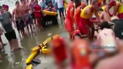 Distracţie terminată cu o tragedie: Patru oameni ucişi de fulger în Brazilia, pe o plajă VIDEO