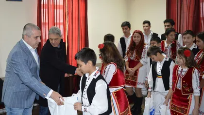 Universitatea Craiova a împărţit daruri copiilor instituţionalizaţi