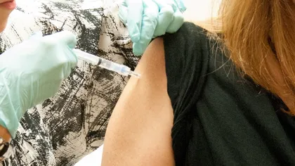 OMS: Testarea PE VOLUNTARI a unui vaccin împotriva Ebola a fost suspendată