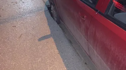 Maşină înghiţită de asfalt pe o stradă din Timişoara