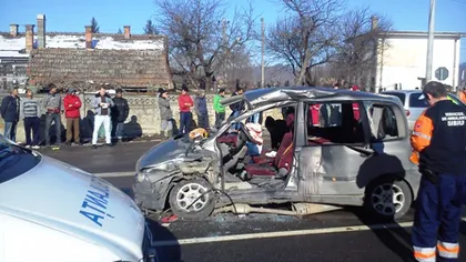 Accident GRAV în Sibiu. Un autoturism cu nouă pasageri, lovit în plin de un TIR