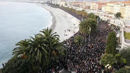 Mii de persoane au ieşit în stradă, în Franţa, în semn de omagiu faţă de victimele atacurilor teroriste