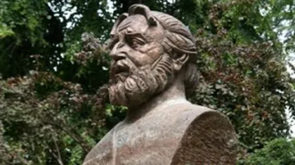 Statuia lui Adrian Paunescu a fost vandalizată. Cum arată marele poet după ce un anonim şi-a bătut joc de el