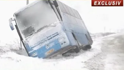 ACCIDENT din cauza POLEIULUI: Un autocar cu 25 de pasageri s-a răsturnat în Braşov VIDEO
