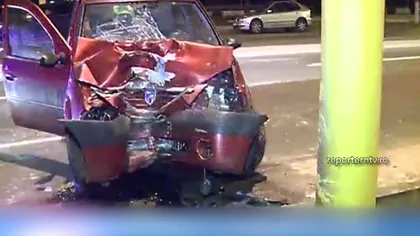 Distracţie terminată la spital: Doi tineri au intrat cu maşina într-un stâlp de beton, în Mamaia VIDEO