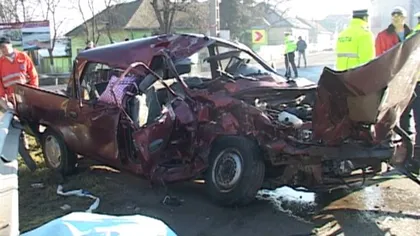 Accident TERIBIL în Timiş: O femeie decapitată şi un om mort, după ce Dacia a fost lovită de TIR