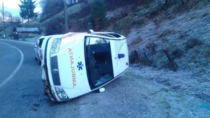 Accident grav în Argeş. O ambulanţă cu pacienţi a fost răsturnată de un şofer beat