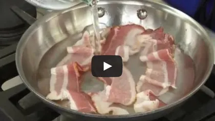 Ce se întâmplă dacă torni apă peste baconul prăjit? Rezultatul e UIMITOR - VIDEO