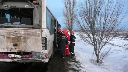 Accident grav între un autobuz şi un autocar. 42 de persoane se aflau în maşini în timpul impactului