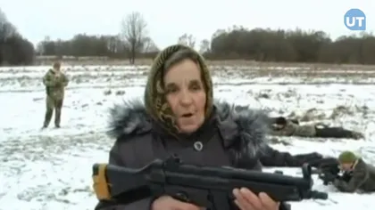 BABA şi MITRALIERA. O bunică din Ucraina îşi apără ţara cu arma în mână VIDEO