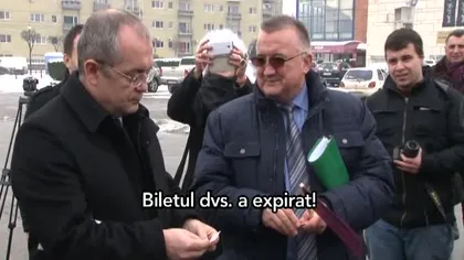 Emil Boc, MOMENT AMUZANT în faţa presei: A vrut să urce în autobuz cu biletul expirat VIDEO