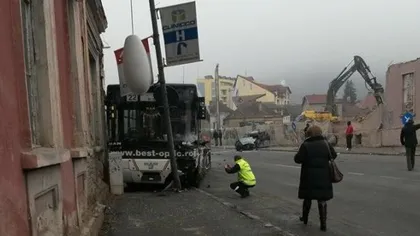 Accident în Braşov. IMPACT între un autobuz şi o maşină. Trei persoane RĂNITE