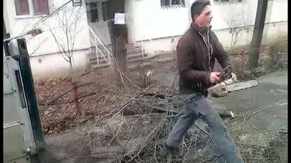 HINGHERI alergaţi cu DRUJBA de un bărbat deoarece luau câinii de pe străzi VIDEO