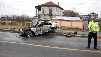 Maşină făcută scrum după un grav accident rutier