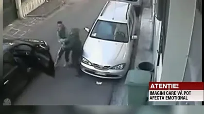 Femeie bătută şi jefuită în plină stradă de doi indivizi. Poliţia este pe urmele lor VIDEO