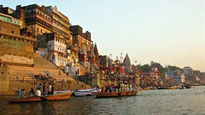 Mister în India: Peste 100 de CADAVRE, majoritate de COPII, descoperite pe malurile fluviului Gange