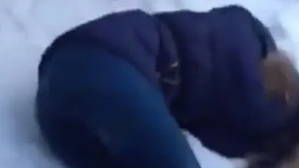 Imagini ŞOCANTE: O elevă de 15 ani este bătută CRUNT de colege. VIDEO