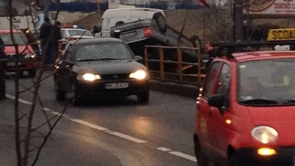 ACCIDENT în Bucureşti. O maşină s-a răsturnat pe linia tramvaiului 41 VIDEO