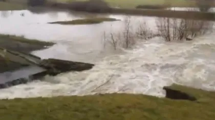 DEZASTRU din cauza ploilor abundente: Un baraj din Timiş s-a rupt în două VIDEO