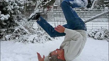 Du-te-n moaş-ta pe gheaţă. Imagini cu oameni surprinşi în timp ce se lovesc din cauza POLEIULUI FOTO