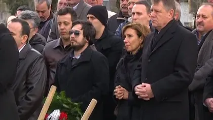 SFÂŞIETOR. Preşedintele şi soţia sa, la mormântul prietenului lor. Carmen Iohannis, transfigurată de durere