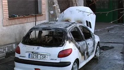 Răzbunare în stil mafiot în Dâmboviţa. Un tânăr a incendiat maşina fostei iubite VIDEO