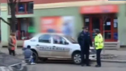 Anchetă la Poliţia Buzău, după ce un minor a schimbat roata maşinii de poliţie VIDEO