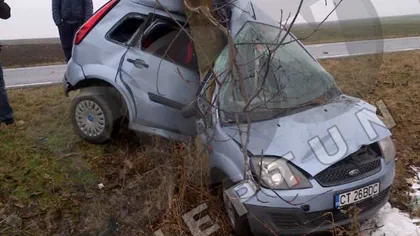 Tragedie în Constanţa. O tânără a murit după ce s-a izbit cu maşina de un copac. IMAGINI ŞOCANTE