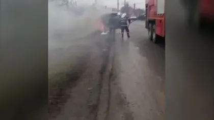 Maşină ÎN FLĂCĂRI pe o şosea din Giurgiu VIDEO