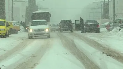 Drumuri ÎNCHISE din cauza ninsorilor. Autorităţile NU AU UTILAJE pentru deszăpezire