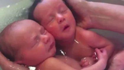 Ce face o asistentă cu doi micuţi în vârsta de doar câteva săptămâni VIDEO