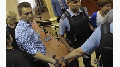 Opozantul rus Aleksei Navalnîi şi-a tăiat brăţara electronică prin care era monitorizat de Moscova
