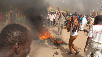 Manifestaţii violente contra Charlie Hebdo, în Niger: Biserici, agenţii ale firmelor franceze incendiate