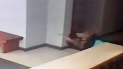 IMAGINI BIZARE. O femeie a fost trântită la pământ şi lovită de o FANTOMĂ VIDEO