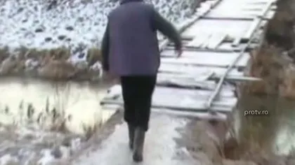 REVOLTĂTOR: Zeci de copii merg în genunchi pe un pod şubred, ca să ajungă la şcoală VIDEO