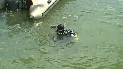 Scafandrii şi pompierii caută un pescar dispărut pe râul Olt