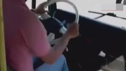 ŞOFER de AUTOBUZ, filmat DANSÂND, în timp ce maşina rula cu 120 de KM/H VIDEO ŞOCANT