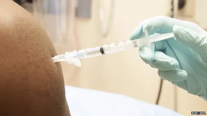 Au început testele pe oameni pentru viitorul vaccin împotriva EBOLA